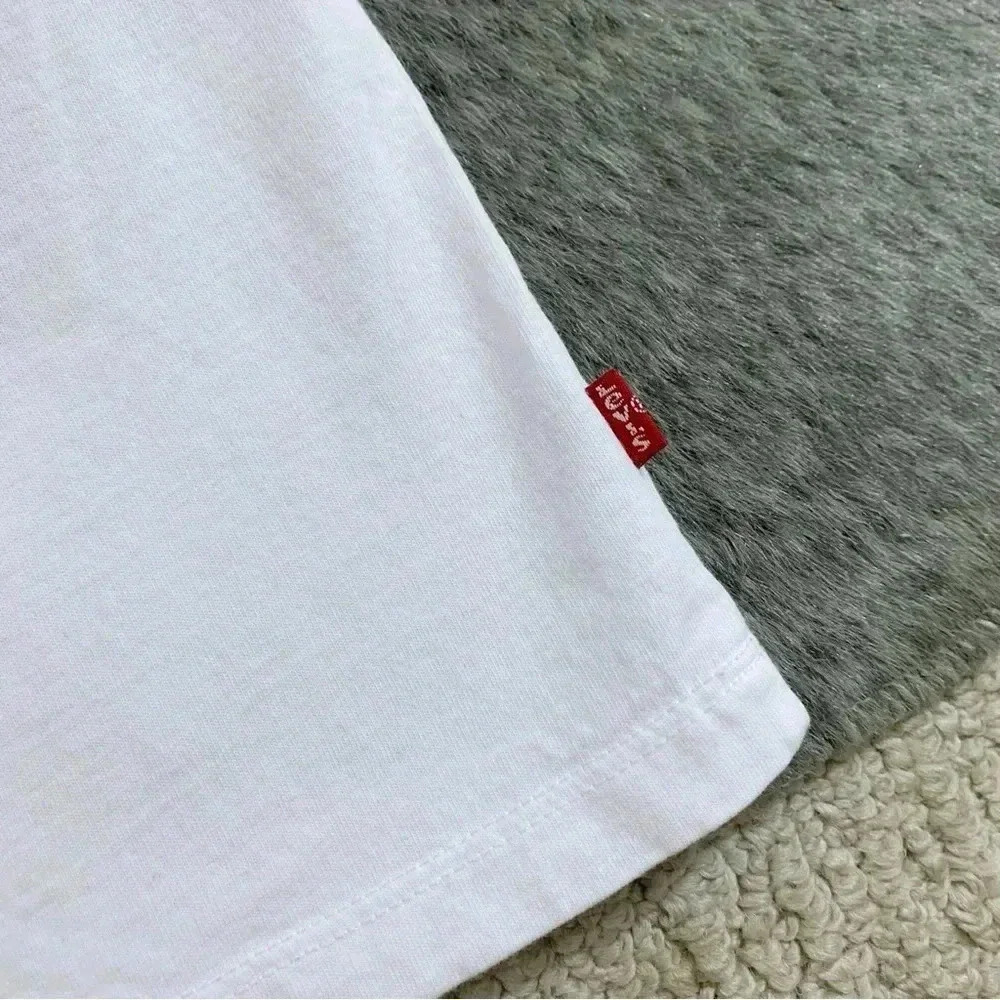 Levi’s Tee - Picture 6 of 11